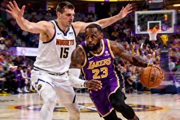 NBA球星勒布朗·詹姆斯与尼古拉·约基奇在比赛中对抗的激烈瞬间